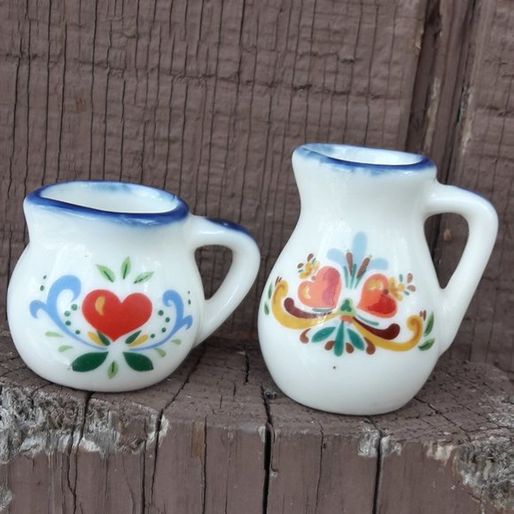 Vintage Ceramic Mini Pitchers Dollhouse Set of 2 Flowers Heart Blue w Handles - Picture 8 of 8